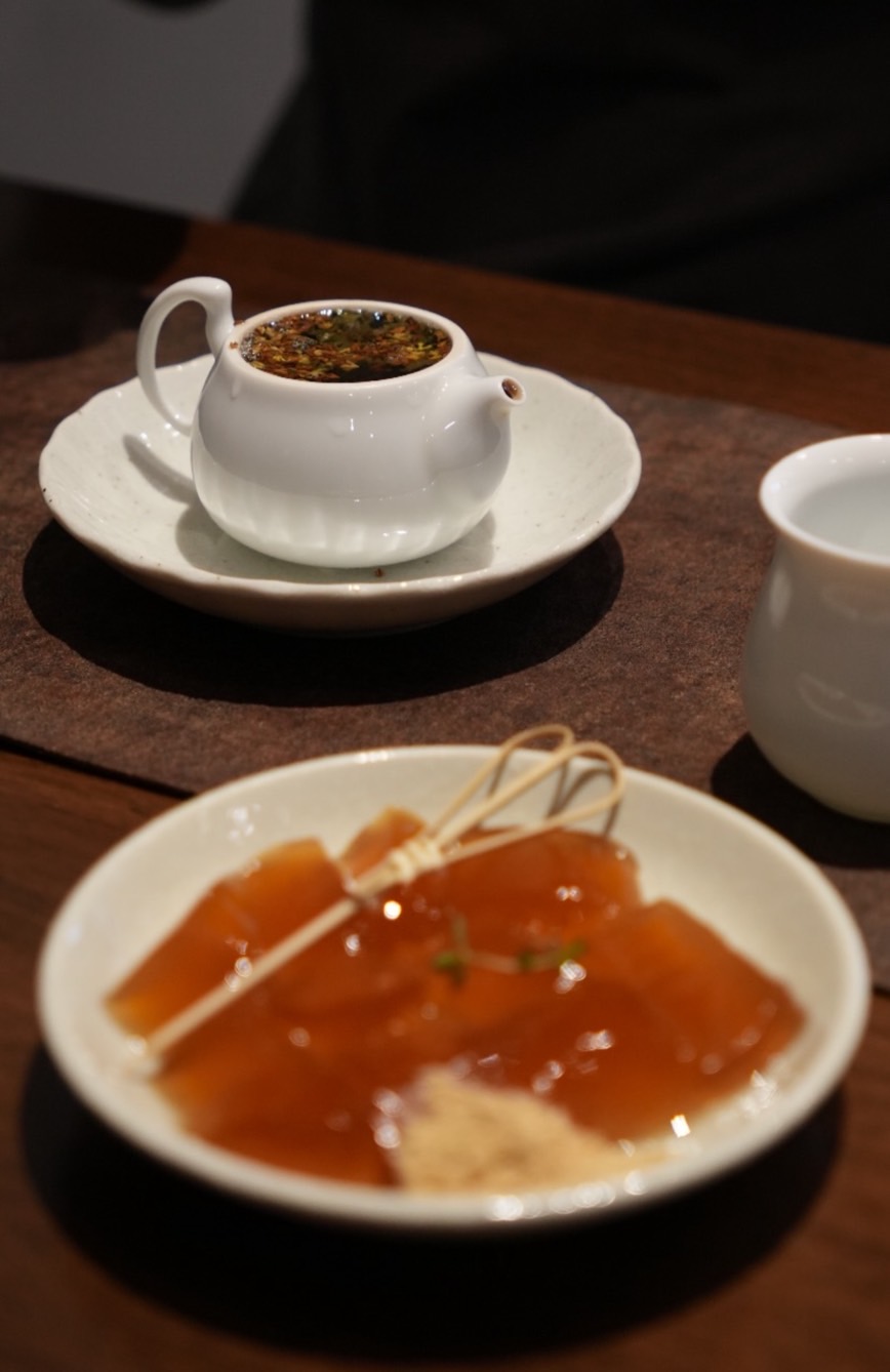 壺中茶葉與茶點